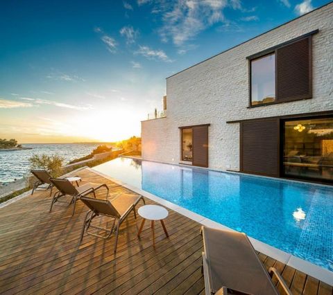 Magnificent brand-new villa in one of the most exclusive bays on the Adriatic within gated community of 7 outstanding design villas! It faces the crystal blue sea and the sun, located first row by the sea in a quiet bay! Construction is finished, vil...