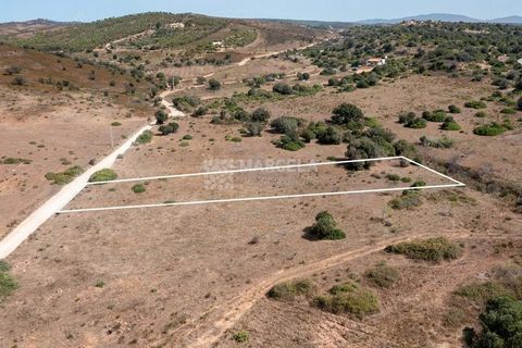Located in Vila do Bispo. Land with 1760 m2 for sale near the village of Vale de Boi, in Budens. With good access, good sun exposure and beautiful views over the countryside. Short distance to the best known beaches such as Boca do Rio, Cabanas Velha...