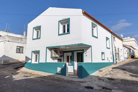 Ett vackert renoverat 107 m2 byhus bara några minuter från den vackra stranden i Zambujeira do Mar, en liten fiskeby i västra Algarve. Fastigheten i två våningar består av en rymlig öppen planlösning matsal/vardagsrum och utrustat kök (tvättmaskin, d...