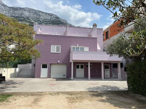 Beautiful guest-house in the very center of the town. The villa has a total area of 420m2 and is situated on a plot of land measuring 657m2. The property consists of a ground floor and two floors. On the ground floor, there is a furnished and air-con...