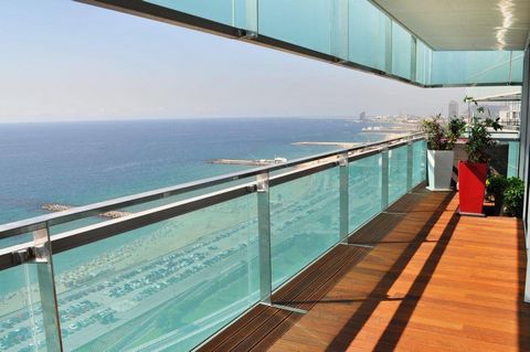 Noa Luxury Properties présente cet appartement exclusif de 240m2 construit avec vue panoramique, sur le front de mer dans le quartier résidentiel de Diagonal Mar, Barcelone, Espagne. Une propriété spacieuse, avec des matériaux de qualité et un design...
