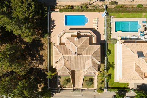 Bénéficiant d'une situation privilégiée dans le Vila Sol Resort, à proximité des terrains de golf, cette villa est la maison idéale pour toute la famille. Avec ses six chambres spacieuses, la propriété a été conçue dans un esprit de sophistication et...