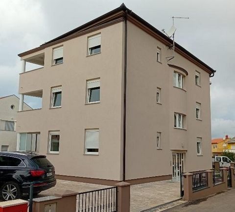 Apart-Haus zum Verkauf in Medulin, 300 Meter vom Meer entfernt, mit Meerblick! Die Gesamtfläche dieser im Jahr 2008 erbauten Immobilie beträgt 331 m². Dieses Küstenparadies liegt idyllisch an einem langen Ufer, geschmückt mit mehreren malerischen Buc...