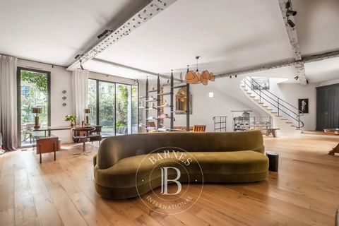 Located in the Notre-Dame-des-Champs district, close to Rue Vavin and the Luxembourg Gardens, this very quiet 3-story loft-style apartment is surrounded by greenery. On the ground floor (opening onto the garden) are a spacious double reception room a...