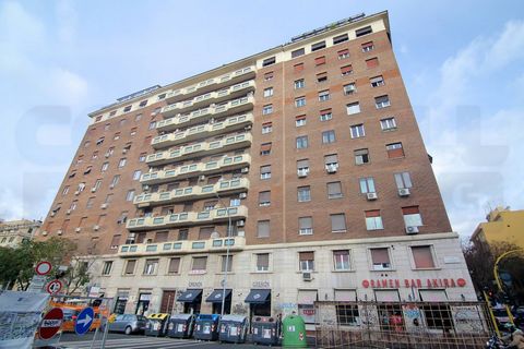 In Rome, Piramide area, Ostiense and precisely in Via Pellegrino Matteucci we are pleased to offer you for sale a large apartment on the 1st floor with the lift, inside a building in a good state of maintenance. The apartment which enjoys double view...