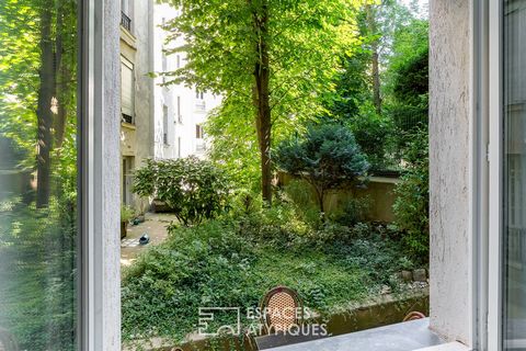 On the way to the Sacré Coeur via rue Lamarck, this 42.75 m2 apartment (42.54 m2 Carrez) harmoniously blends the typical charm of Montmartre with a carefully studied decoration. It benefits from privileged access to a wooded courtyard. Past the court...