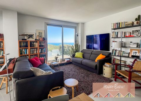 Happy Expat homes&more presents this duplex penthouse with incredible views of the sea and the Garraf natural park, in the exclusive urbanization of Casas del Mar. The house is divided into two floors. Upon entering, we find the day area, which has a...