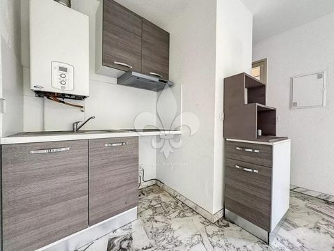 In Cannes, at the bottom of the Stanislas district, at the foot of a good building standing in the immediate vicinity of the beaches. It has an entrance in which a cupboard can be fitted, a living room/kitchen opening onto a terrace, a dressing room,...