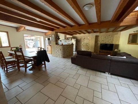Montélimar, traditional stone house with 200m2 of living space, tastefully renovated in 2002. Located in a small village 4km south of Montélimar. In a calm and relaxing green setting of 1000 m2, fenced in and planted with trees, and not overlooked. T...