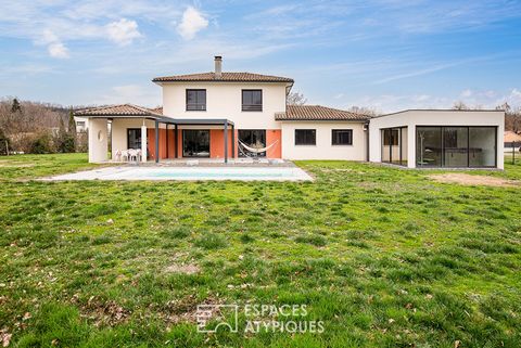 Located in the town of Saint Lieux les Lavaur close to shops, this beautiful contemporary villa of 163 m2 built in 2012 is located on a plot of 2500 m2. The entrance opens onto a bright living room of 45m2 with a wood stove opening onto a fully equip...