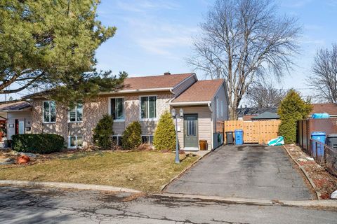Bungalow in Vieux-Longueuil with 4 bedrooms. It is the perfect place to enjoy space and tranquility. The spacious rooms offer a peaceful haven to rest and relax. The 2 bathrooms and 2 powder rooms add a touch of comfort to your daily life. Vieux-Long...