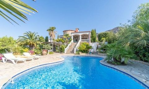 This pleasant two-story house has a 1011m2 plot with its beautiful garden and pool. The first level is distributed in a large and bright living room, a fully equipped American kitchen, a large master suite with a bathroom, a second bedroom with a bui...
