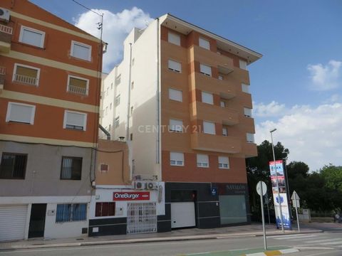 Attention all investors! Unique opportunity to acquire a plot of land! On our leading real estate website, we present a plot consisting of a garage space of 14m2 and a storeroom of 11m2 in the basement. This attractive package is located on Avenida C...