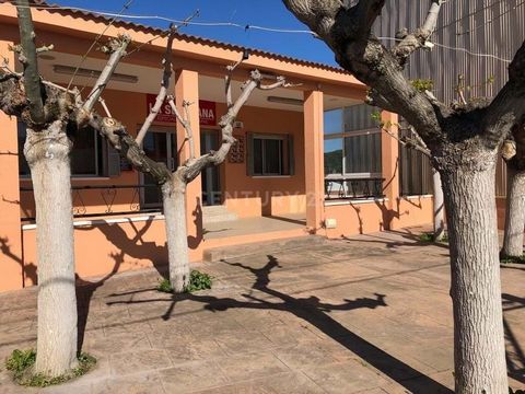 CENTURY 21 Les Santes presents you with an exclusive excellent opportunity. Located in an urbanization very close to Sils, BAR with large terrace, equipped kitchen, tables and chairs. It does not need reforms, everything is ready to work from the fir...