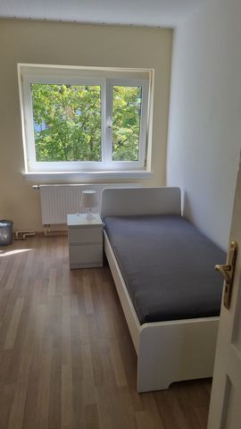Welcome to our stunning flat with panoramic views of the mountains and Gelnhausen! Just 5 minutes from the highway, it offers convenience and tranquility. With 3 bedrooms, a spacious fully equipped kitchen, and speedy Wi-Fi, it's perfect for remote w...