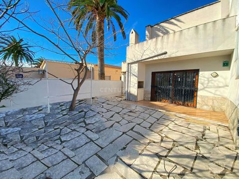 House for sale in a quiet area near the beach of Empuriabrava, Montgrí. The house consists of a large living-dining room with an open kitchen and access to a large terrace and garden, 4 bedrooms (3 doubles and 1 single, one of the doubles is on the g...
