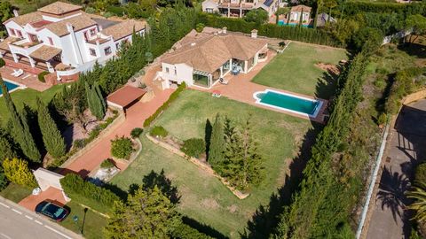 This distinguished 407-square-meter residence located in Avenida Almenara showcases sophistication and space, resting on an expansive 2540-square-meter plot within the heart of Sotogrande Alto. The meticulously designed living and dining room feature...