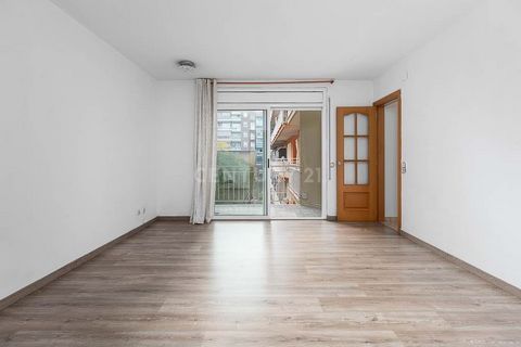 A home for sale in Martorelles with the following characteristics: Surface of 82 m2, optimally distributed to take advantage of each space. It has 3 bedrooms, ideal for a family or to use as additional spaces such as an office or games room. It has 1...