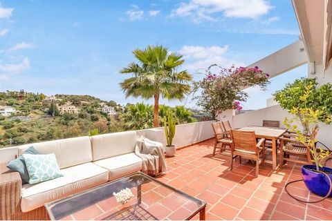 We present you this stunning apartment located in one of the most exclusive areas of the Costa del Sol, with panoramic views to the La Quinta golf course and the Concha mountain.Upon entering the property, the first thing you will notice is its spaci...