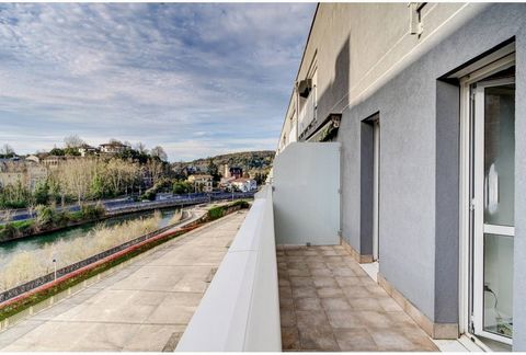 Impeccable house recently renovated, with magnificent quality materials. A home with all the comforts, all exterior, bright. In a very quiet environment next to the Urumea River, we will be able to enjoy the advantages that this beautiful home gives ...