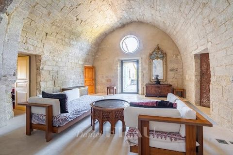 In a hamlet a stone’s throw from pretty Ansouis village 30 minutes north of Aix en Provence, this atypical property offering over 190 sqm of living space is set in a near 1000 sqm garden with a swimming pool. A little chapel with 13th century origins...