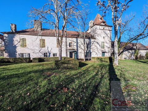 For sale, For sale in the town of Limogne en Quercy in the LOT Located in the heart of the village, this former 19th century coaching inn, part of which dates back to 1656, is made up of a very beautiful building on two levels which can make four dwe...