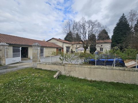Magnificent real estate complex, made up of two houses forming an L, located at the foot of a vast flat plot of land and covering approximately 17,500 m², offering a panoramic view of the countryside, without any vis-a-vis. Completely renovated betwe...