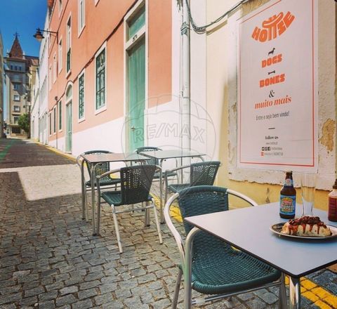 Description COMMERCIAL ESTABLISHMENT FOR TRESPASSE in CAMPO DE OURIQUE Transfer of a restaurant in operation, worth 50,000EUR, with 25 seats located in one of the most famous neighborhoods of Lisbon next to the garden of the Campo de Ourique Market, ...