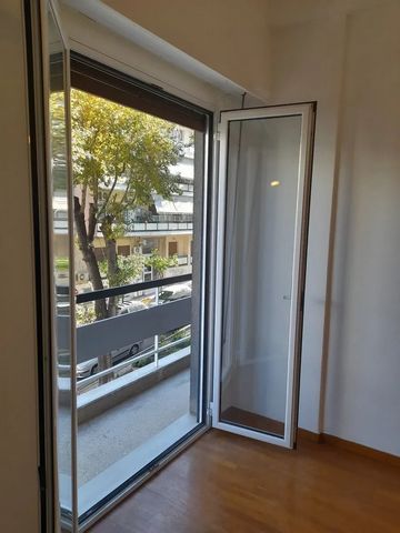 Upptäck det perfekta urbana residenset i Pireus! Denna charmiga lägenhet har 74 m² utrymme, inklusive 2 bekväma sovrum, ett rymligt vardagsrum och ett modernt kök. Det ligger på 1: a våningen i en byggnad med goda kommunikationer, med enkel tillgång ...