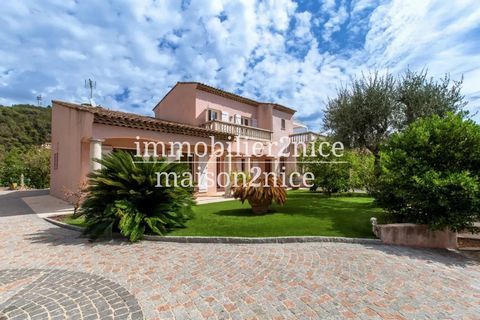 Maison2nice presents this beautiful neo-Provençal villa, located in the prestigious Domaine du Castellet in Villefranche-sur-Mer. This magnificent villa offers calm and serenity with sunshine from morning to night, making it the perfect home for rela...