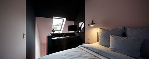 The accommodation is centrally located, not far from the Main and Römer, in the most beautiful street of Alt-Sachsenhausen. The hotel has received several awards for its design and houses 27 comfortable, lovingly designed room suites. Individually de...