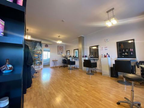 Hairdresser for trespasse in a very central location in Amadora, Lisboa It is inserted in a residential area, with a lot of potential and surrounded by several transport, services, commerce and schools. This property will have a nice income of 680 pe...