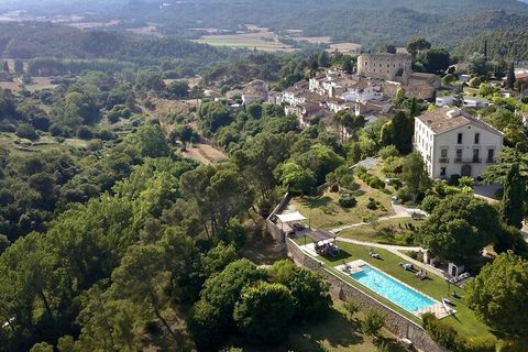 L'appartement Bodega est situé au rez-de-chaussée, dans l'ancienne bodega (cave à vin) de Torre Nova. Bodega dispose d'une grande terrasse extérieure et d'un jardin privé et offre des vues spectaculaires sur le château, le village médiéval et la vall...