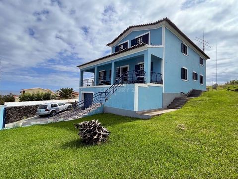 Excellent 3 bedroom villa very well located with a fantastic sea view. Composed: Ground floor consisting of garage, 1 storage room, laundry room with access to the barbecue porch and bathroom to support the outside. 1st floor consisting of living and...
