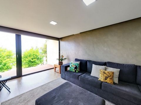 Bienvenue dans votre nouvelle maison à São Cosme, Gondomar ! Cette superbe propriété T4 offre une combinaison parfaite d'espace généreux, de confort moderne et d'un terrain spacieux pour profiter de l'extérieur. En termes de superficies, la villa a u...