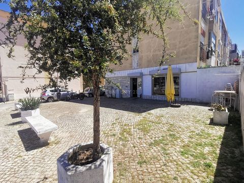 Asset with a yield of 6%/year, ideal for those looking for a guaranteed income. The commercial store located on Rua Garcia de Resende, next to the Lavradio church, is an excellent opportunity for those looking for a versatile and strategically positi...