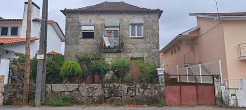 Położona w gminie Tondela, w Lajeosa do Dão, ta wolnostojąca kamienna willa jest na sprzedaż, aby odzyskać wraz z otaczającą ją ziemią. Willa składa się z dwóch pięter ze wspaniałymi widokami na Serra do Caramulo. Zapraszamy!