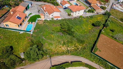 Urban land in Murteira, Loures, with a total area of 2360m and an implementation area of 826m2. On this land you have the possibility to build up to three houses. At the door of Lisbon with good access and public transport. In a quiet area and with a...