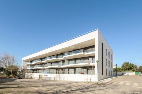 Situado na entrada de Porto Salvo, o 'Atrium' é um empreendimento da mais moderna construção, com acabamentos que beneficiam o conforto e o bem-estar. Ao conforto junta-se a conveniência de viver perto da cidade, mas longe da agitação, junto a zonas ...