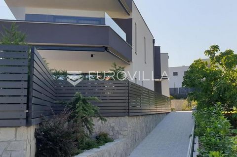 Malinska, Zidarići, newly built luxuriously furnished terraced house in a great location, only 150m from the sea with a beautiful sea view!The house was built in 2022 and consists of a ground floor and a first floor, with a total area of 180 m2.On th...