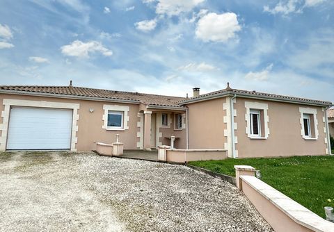 Discover this single-storey house located in GERMIGNAC (17), just 5 minutes from Archiac and its shops. With a living area of approximately 122m2, this property consists of an entrance with toilet, a fitted and equipped kitchen opening onto a large l...