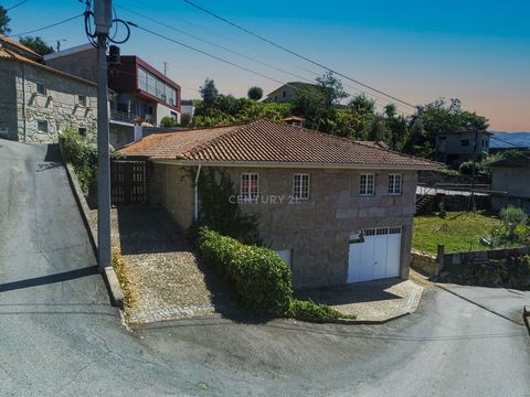 This charming stone house in Gerês, completely renovated, is ready to be inhabited. With four bedrooms, including a mezzanine, this typically Minho house exudes charm with its stone architecture and offers convenient access, excellent sun exposure an...