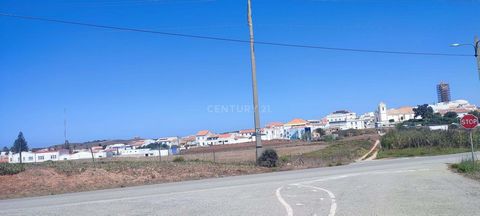 Rustic land with a total area of 2.5ha with unobstructed views over Vila do Bispo.This land does not allow any type of construction. Vila do Bispo is about 5 minutes away by car, where you will find a supermarket, pharmacy, restaurants and other serv...