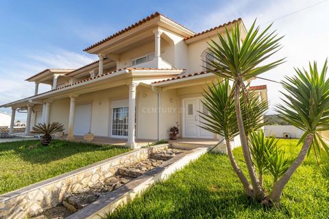 The 4 bedroom villa in Praia da Vieira with barbecue and garage for 4 cars is a great investment for those looking for a spacious and cozy home, close to the beach. With 4 bedrooms, this house is ideal for large families or groups of friends who want...
