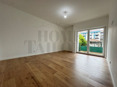 3 bedroom flat with brand new refurbishment in Bobadela, Loures. Located on a 2nd floor without lift, this flat undergoes renovation in terms of electricity, plumbing, windows and finishes. With 74m2, this flat has 3 bedrooms (two of them with wardro...