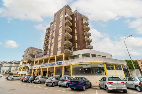 Commercial fraction located on the first floor facing the atrium, formed by a large room with several entrances, two of which are of 18 square meters. This store is suitable for various services, with great outdoor parking facilities, which is an add...
