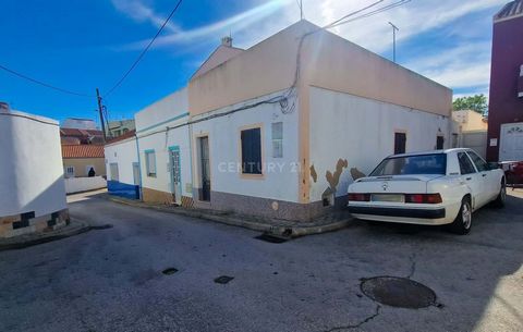 We present to you this property for renovation in Parchal. With two bedrooms, one bathroom, and a spacious terrace, this property offers not just one, but two fronts, standing out as a corner house with enormous potential for annual rental. The poten...
