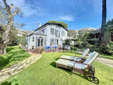 Ideally located on the west side of Cap d'Antibes, in a very calm and quiet street, a short walk to the sea and the beach, beautiful well maintained villa of around 250sqm is offered for seasonal rentals. Magnificent flat grounds of 1200sqm, indoor p...