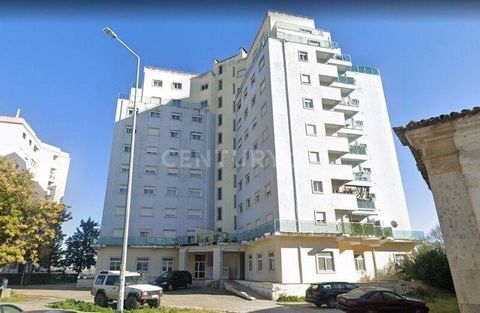 Excelente oportunidade para arrendar este apartamento T2 com uma área de 123 metros quadrados, localizado na Azambuja, distrito de Lisboa. O imóvel está localizado próximo à zona de comércio, serviços, escolas e transportes públicos (a poucos minutos...