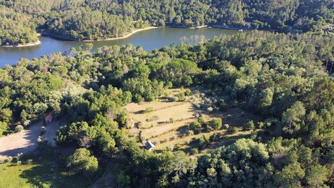 Quinta da Regada, près des villes de Viseu et Mangualde, d’une superficie d’environ 1,8 hectare, est entourée par le réservoir de la rivière Dão, le barrage de Fagilde. Il a un bon accès par une route goudronnée à proximité de l’autoroute A25. Végéta...